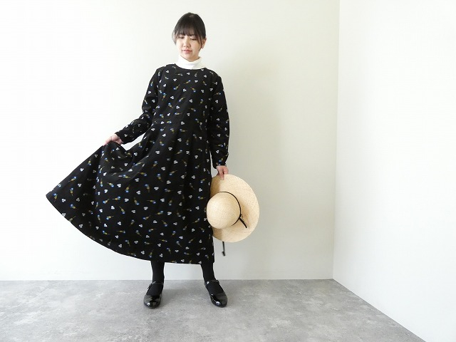 シュウメイギク刺繍ワンピース