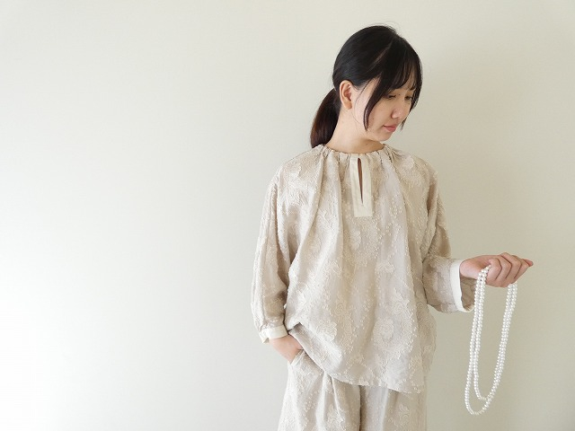 カットジャガードのブラウス