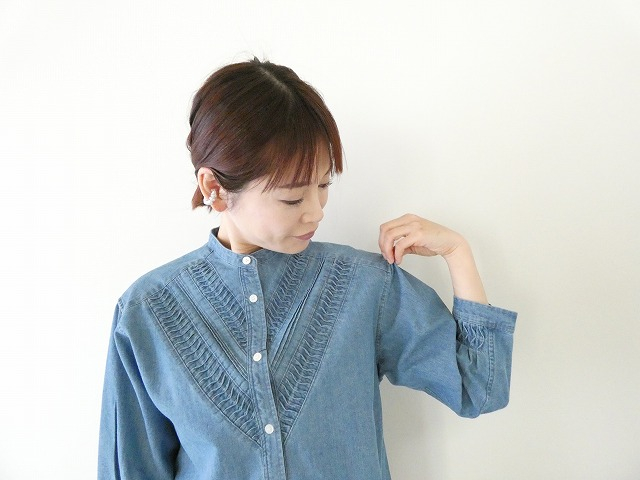 ねじりピンタックデニムスタンドショートシャツ