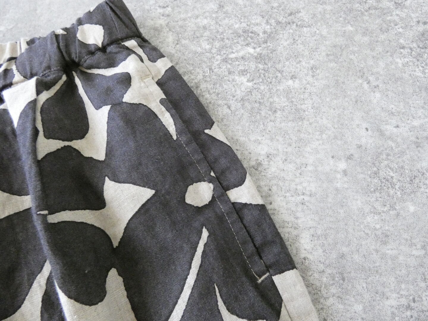 prit(プリット) 60/1リネンシーチングビッグフラワープリントタックイージーパンツの商品画像24