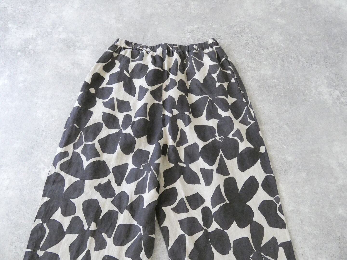 prit(プリット) 60/1リネンシーチングビッグフラワープリントタックイージーパンツの商品画像26