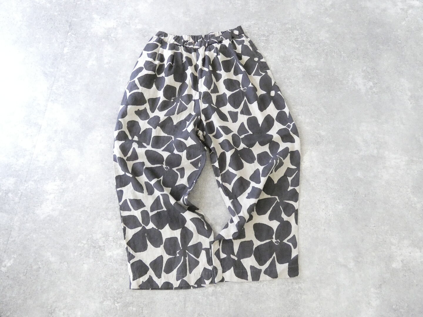 prit(プリット) 60/1リネンシーチングビッグフラワープリントタックイージーパンツの商品画像3