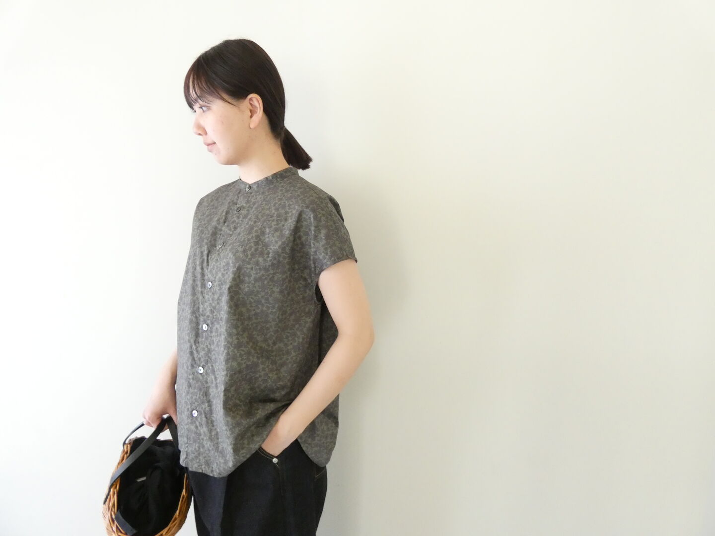 prit(プリット) 80/1ローンボタニカルプリントスリーブレススタンドカラーシャツの商品画像1