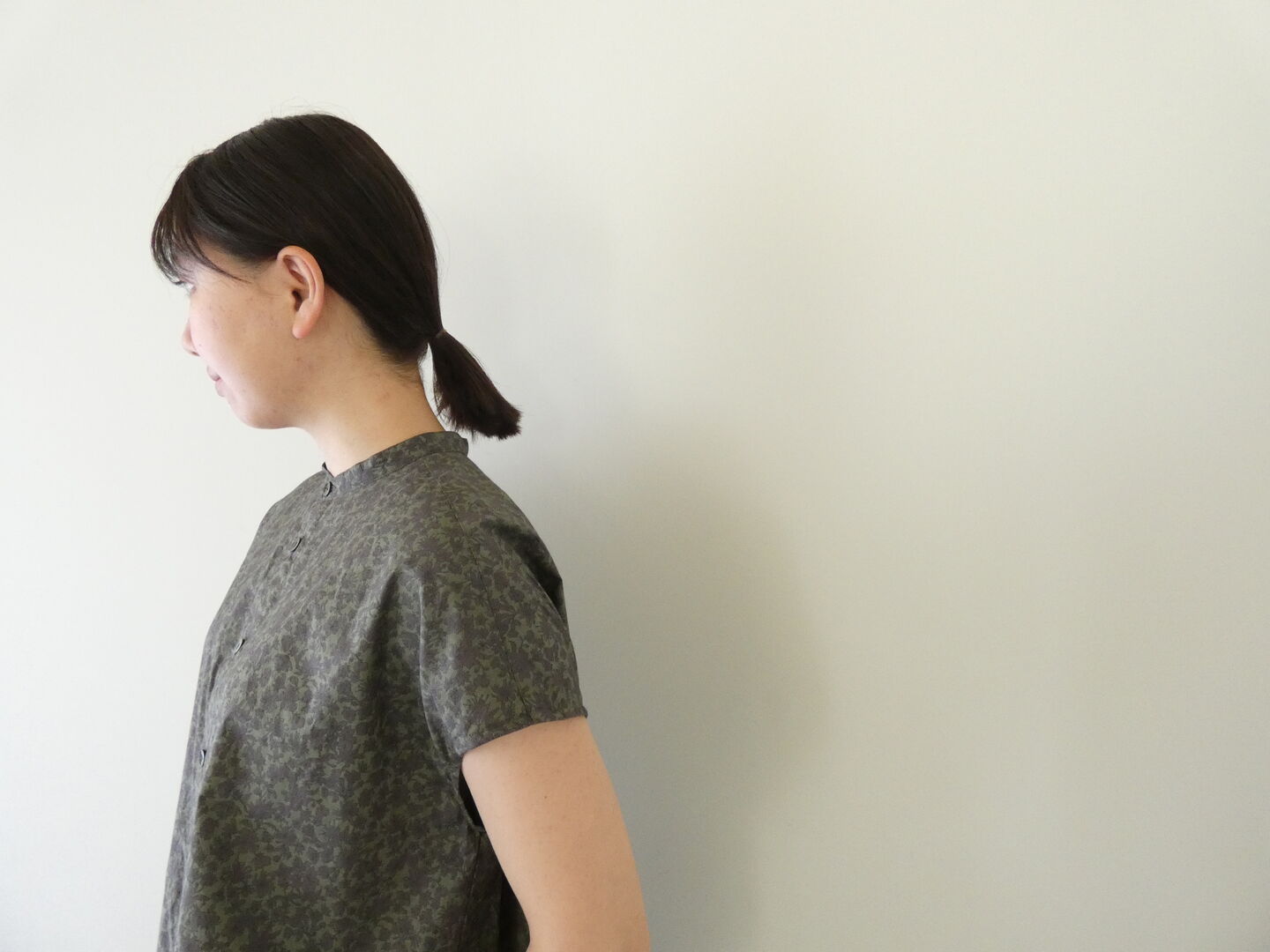 prit(プリット) 80/1ローンボタニカルプリントスリーブレススタンドカラーシャツの商品画像16