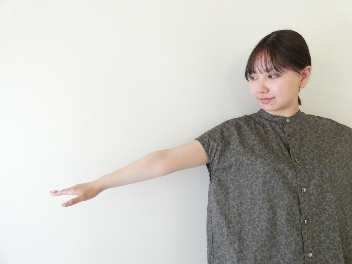 prit(プリット) 80/1ローンボタニカルプリントスリーブレススタンドカラーシャツの商品画像17