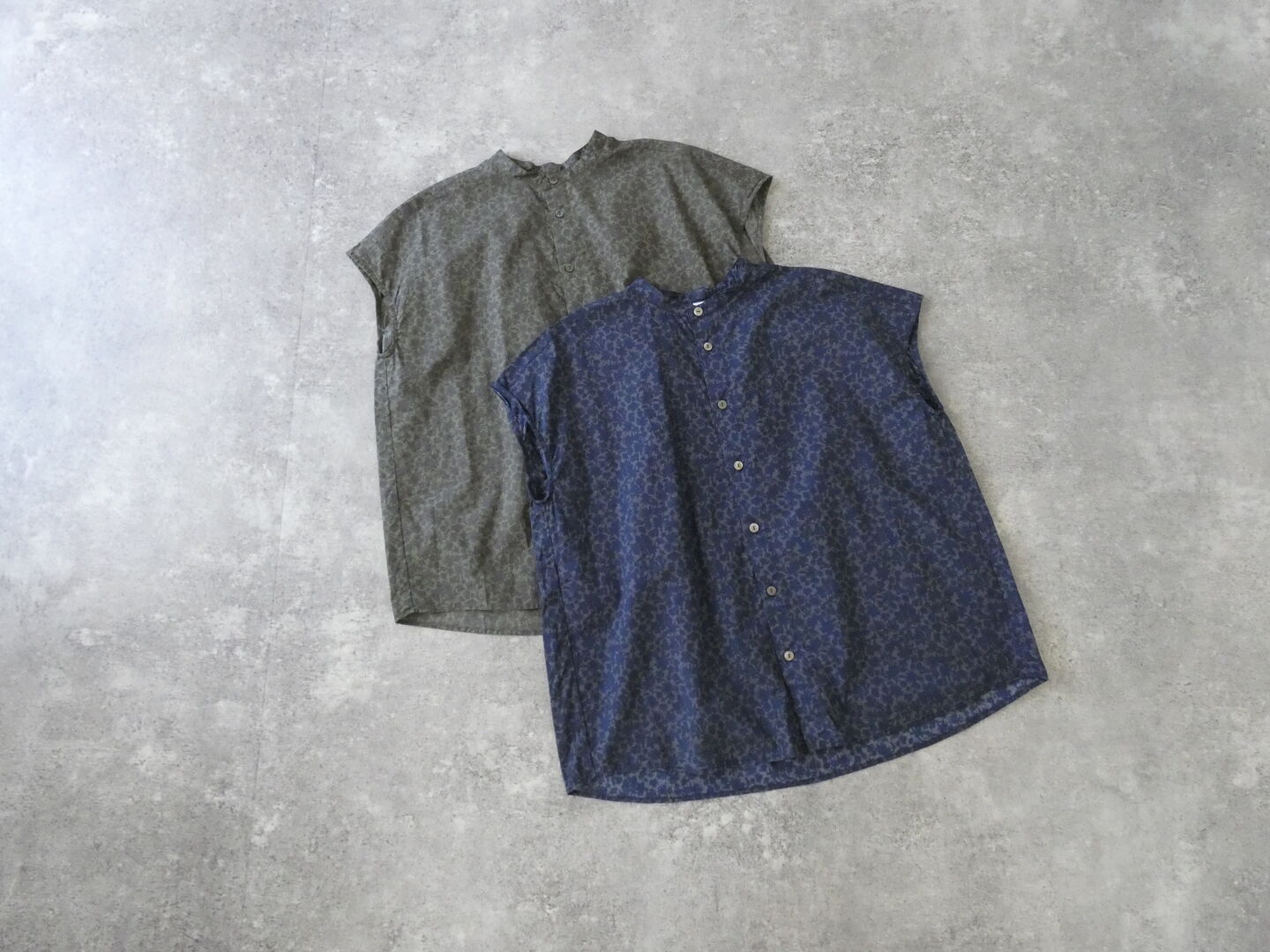 prit(プリット) 80/1ローンボタニカルプリントスリーブレススタンドカラーシャツの商品画像3