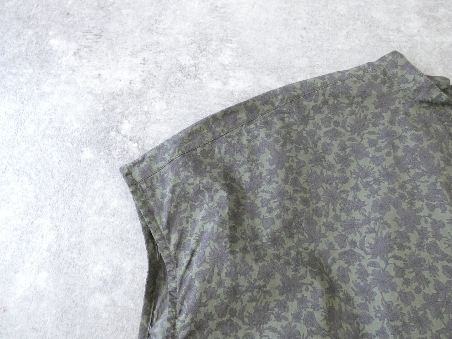 prit(プリット) 80/1ローンボタニカルプリントスリーブレススタンドカラーシャツの商品画像31