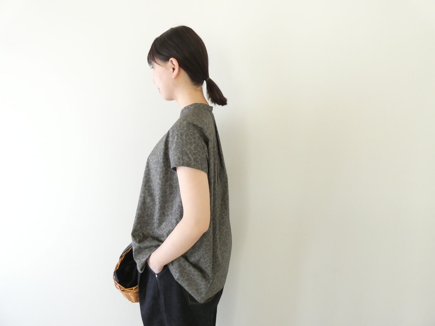 prit(プリット) 80/1ローンボタニカルプリントスリーブレススタンドカラーシャツの商品画像4