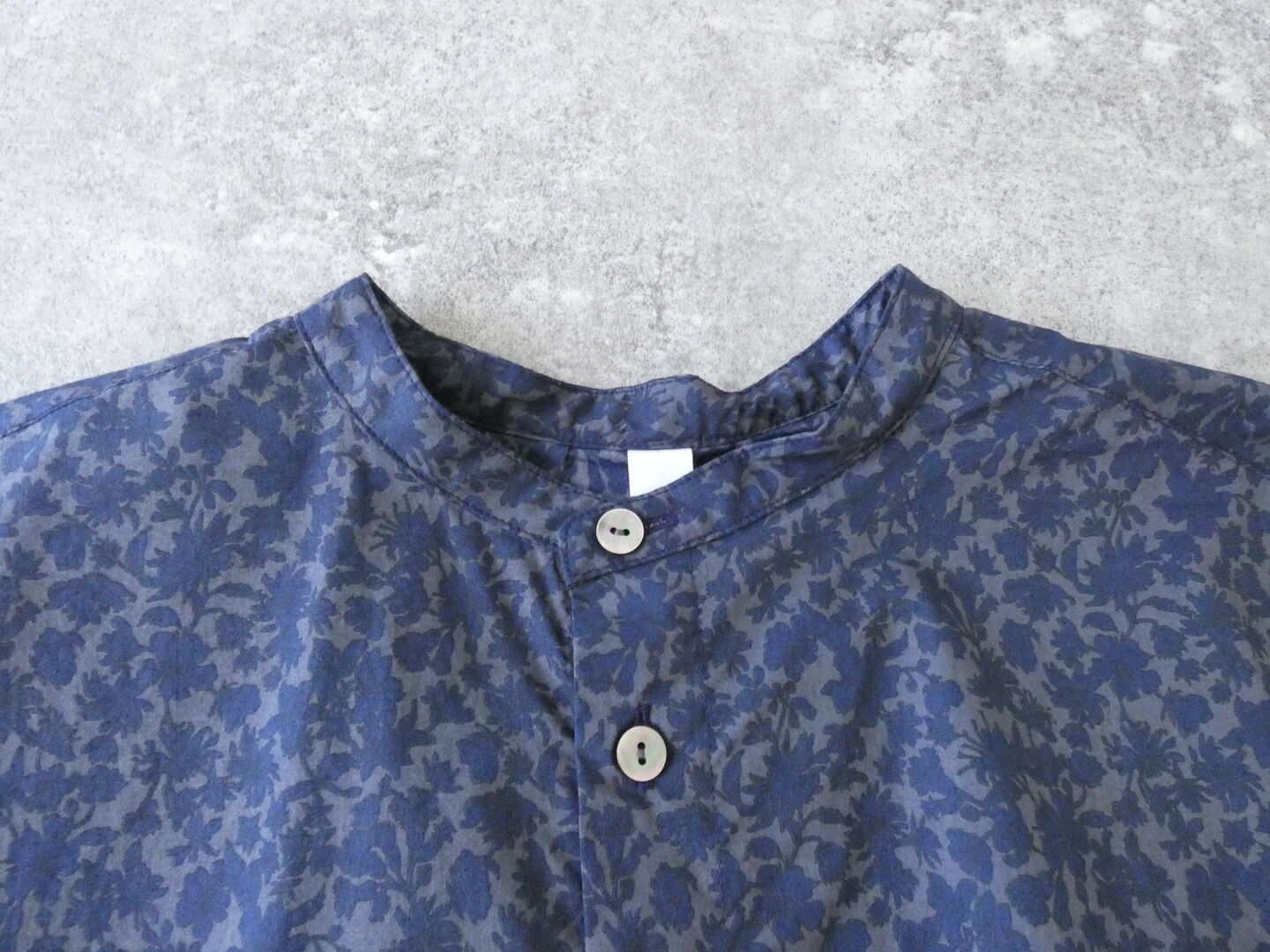 prit(プリット) 80/1ローンボタニカルプリントスリーブレススタンドカラーシャツの商品画像44