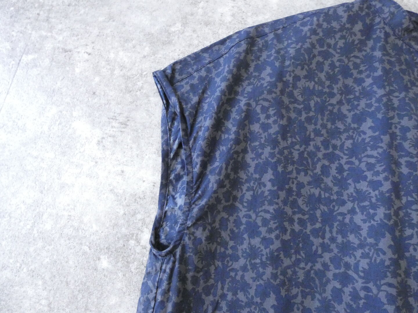 prit(プリット) 80/1ローンボタニカルプリントスリーブレススタンドカラーシャツの商品画像45