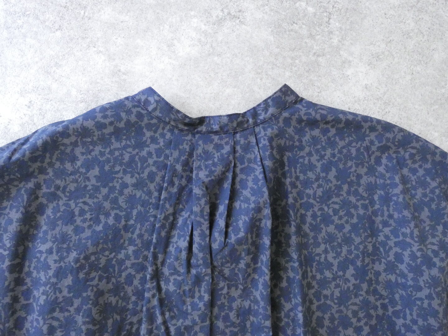 prit(プリット) 80/1ローンボタニカルプリントスリーブレススタンドカラーシャツの商品画像49