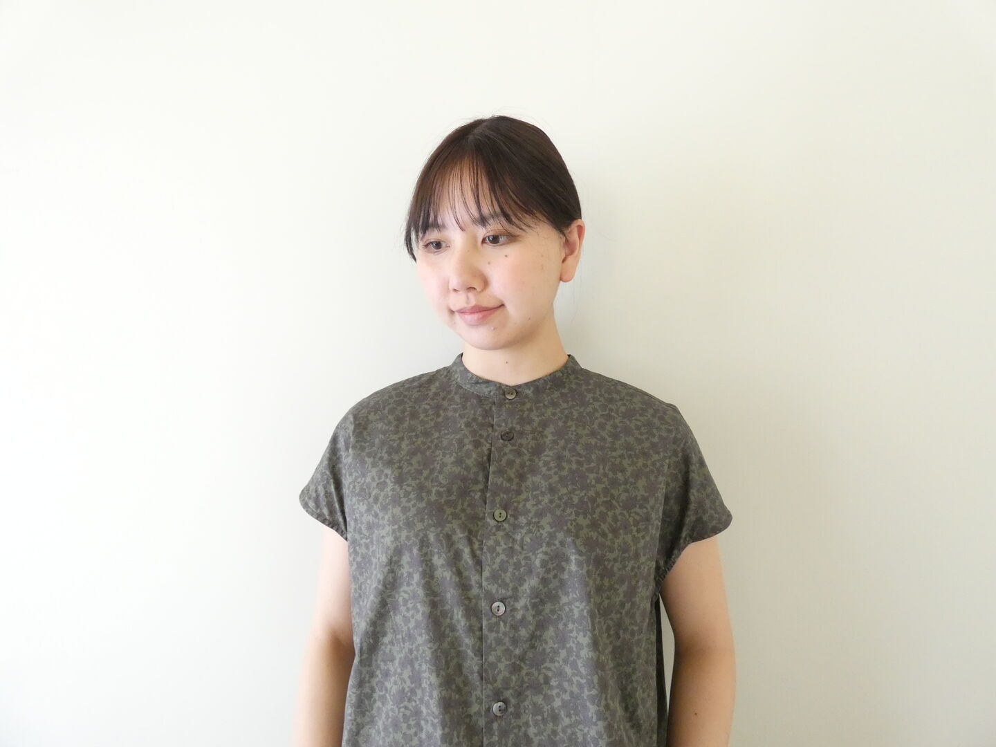 prit(プリット) 80/1ローンボタニカルプリントスリーブレススタンドカラーシャツの商品画像6