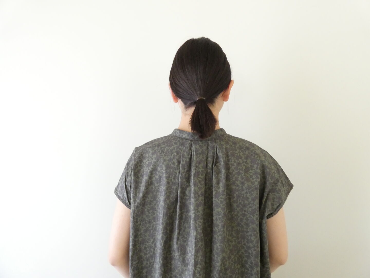 prit(プリット) 80/1ローンボタニカルプリントスリーブレススタンドカラーシャツの商品画像7