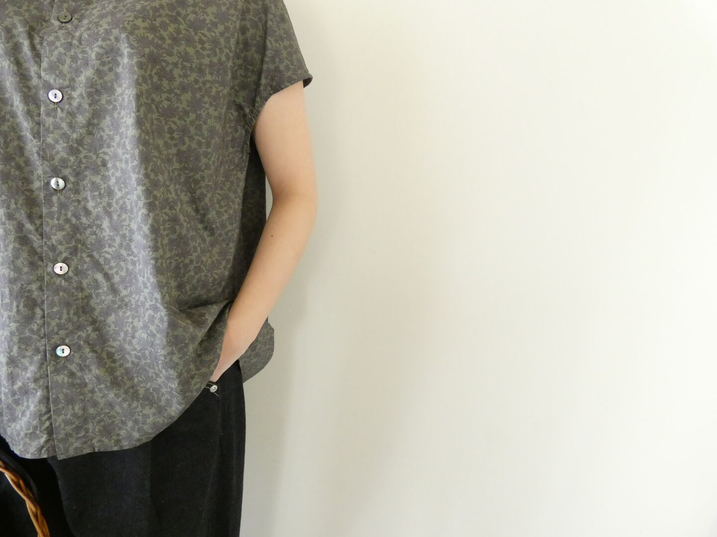 prit(プリット) 80/1ローンボタニカルプリントスリーブレススタンドカラーシャツの商品画像9